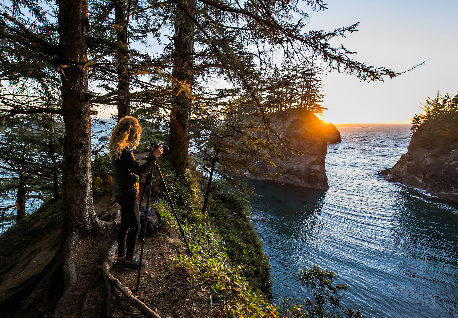 Woman photographer workshop on Oregon coast.